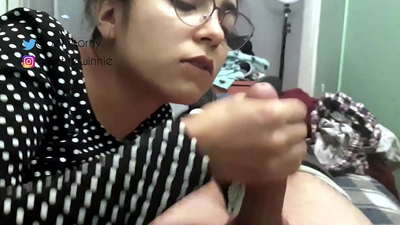 Ручна робота з обробкою в руках - багато молока